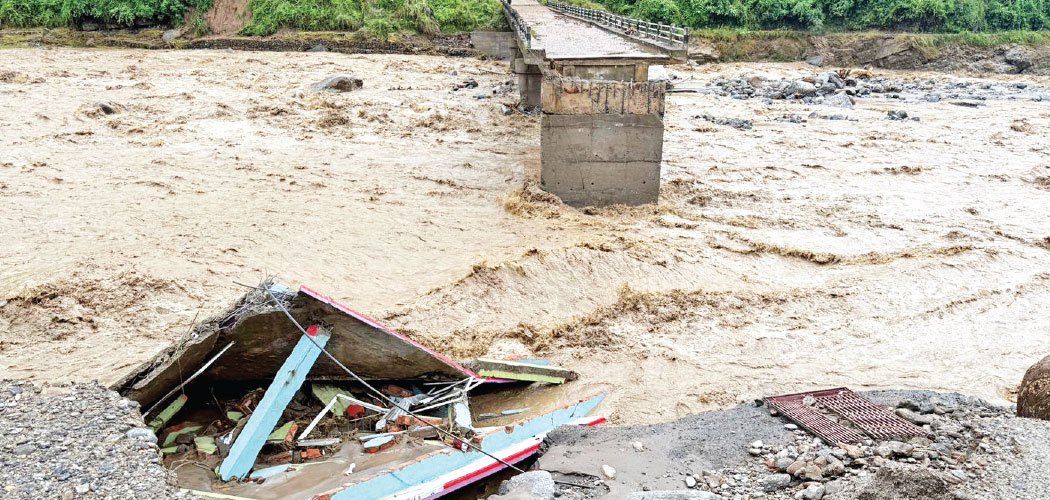 Featured Image of the news article बाढीपहिरोले ध्वस्त सडक पुनर्निर्माणमा १२ अर्ब ३८ करोड खर्च हुने सरकारको अनुमान
